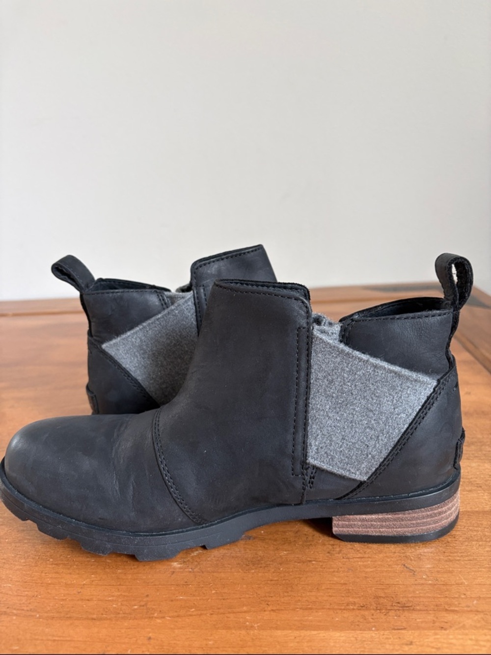 Sorel Emelie Black Chelsea Leather Boots with Gray Elastic Panel Size 7.5 - Picture 8 of 13